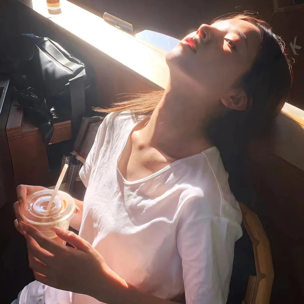 院子里的女人